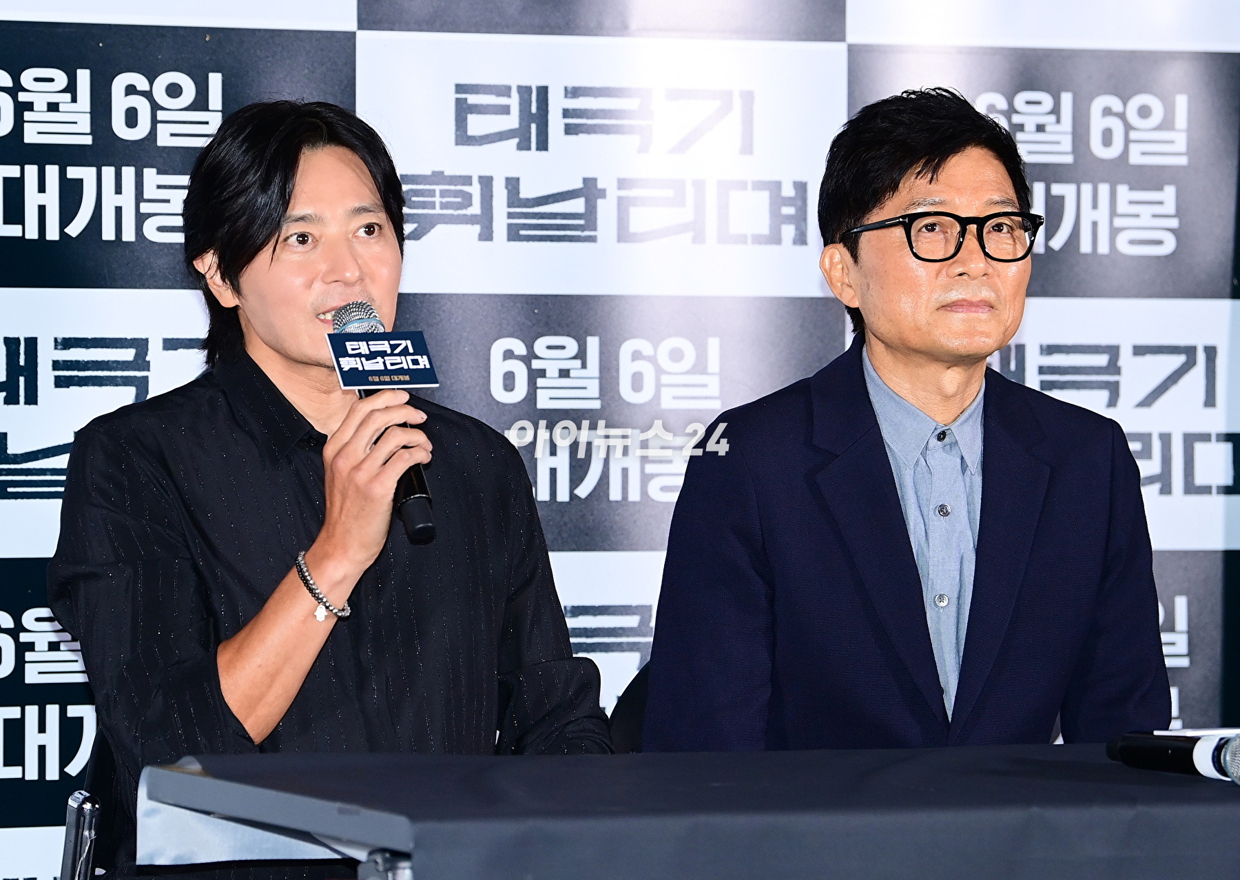 배우 장동건과 영화감독 강제규가 30일 오후 서울 성동구 롯데시네마 건대입구에서 열린 영화 '태극기 휘날리며' (감독 강제규) 언론시사회에 참석하고 있다. [사진=정소희 기자]