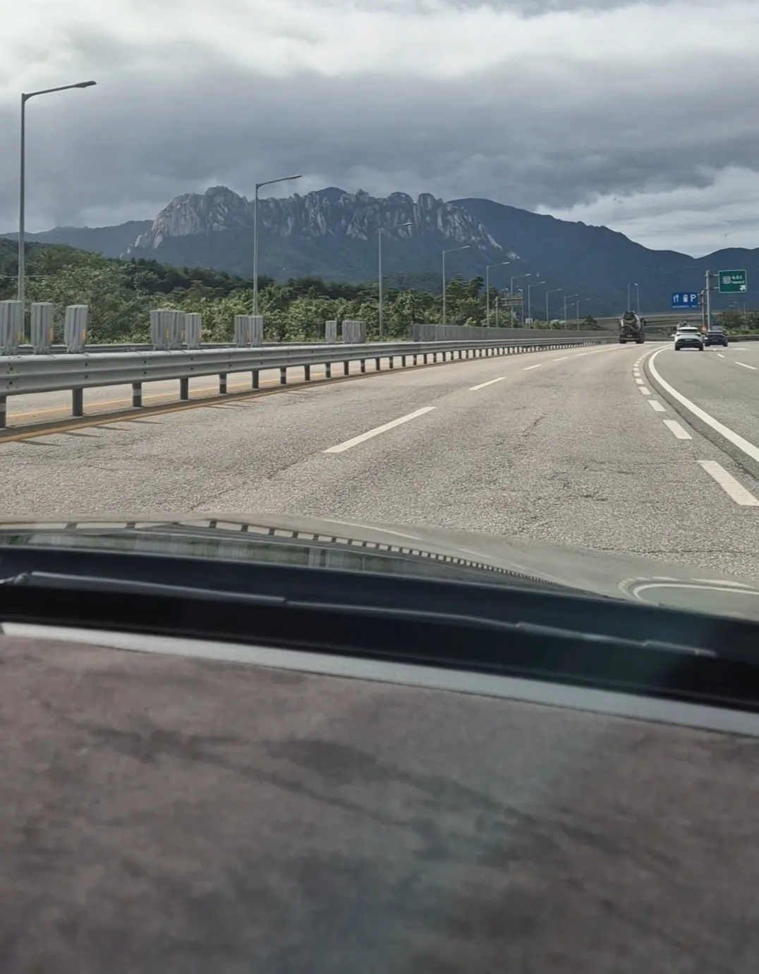 고속도로-차안에서-찍은-울산바위