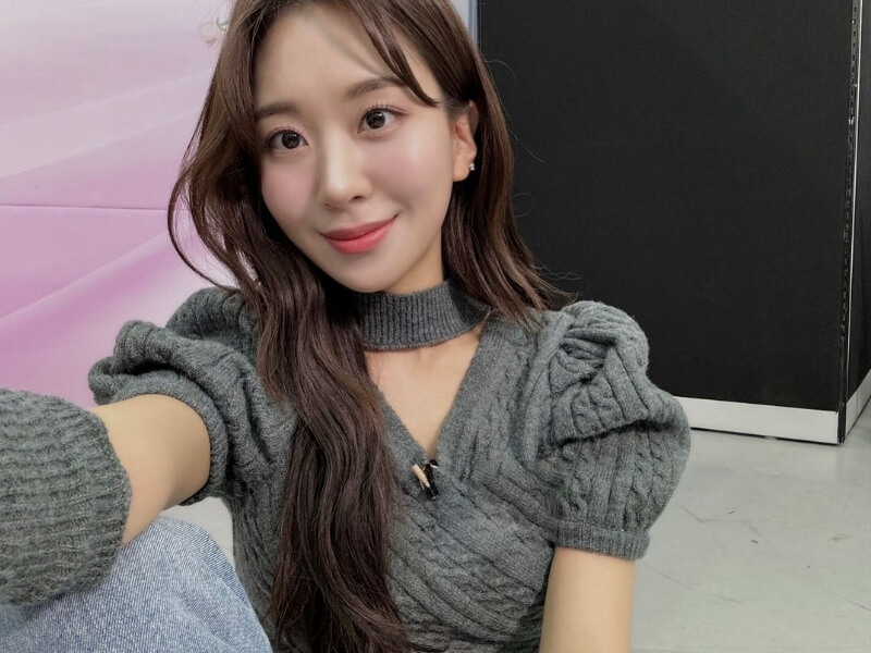 니트를입은-긴머리여성의모습