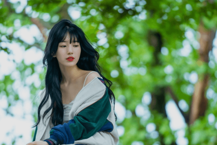 드라마 <이두나!>에서 "두나"역할을 맡은 수지