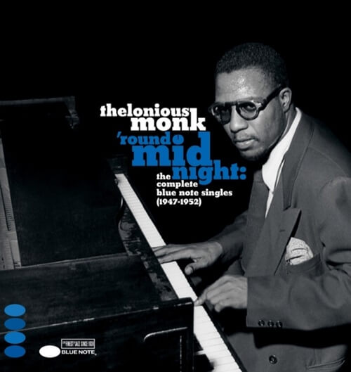 델로니어스 몽크의 피아노앞에 있는 사진