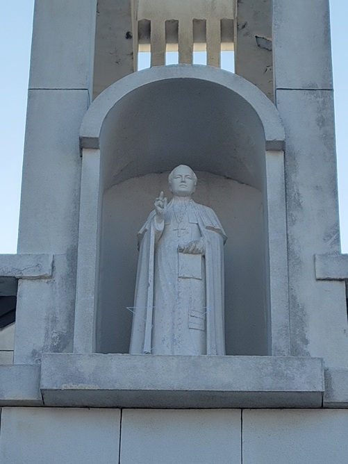 목포 북교동성당 건물 가운데 종탑 부분에는 본당 수호성인 성 비오 10세 교황 상이 모셔져 있습니다.