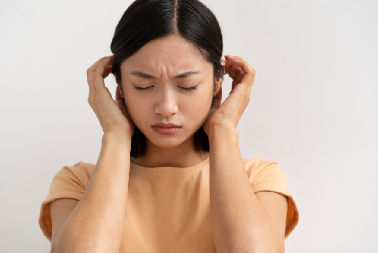 두통을 느끼는 여자