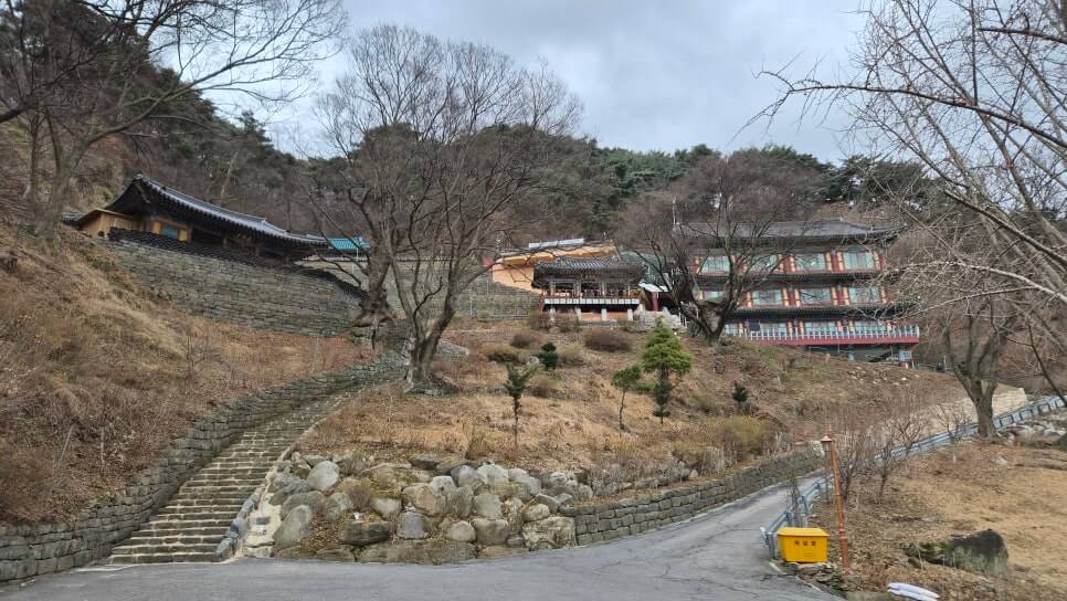 천안 성불사 : 태조산 기슭 불상 없는 대웅전의 비밀과 마애불 전설