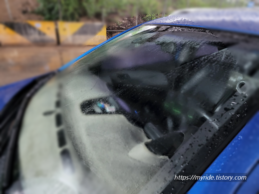 서서히 앞유리에 김이 서린다.