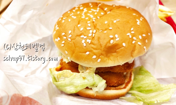 롯데리아 사각새우더블버거 개봉 후 모습