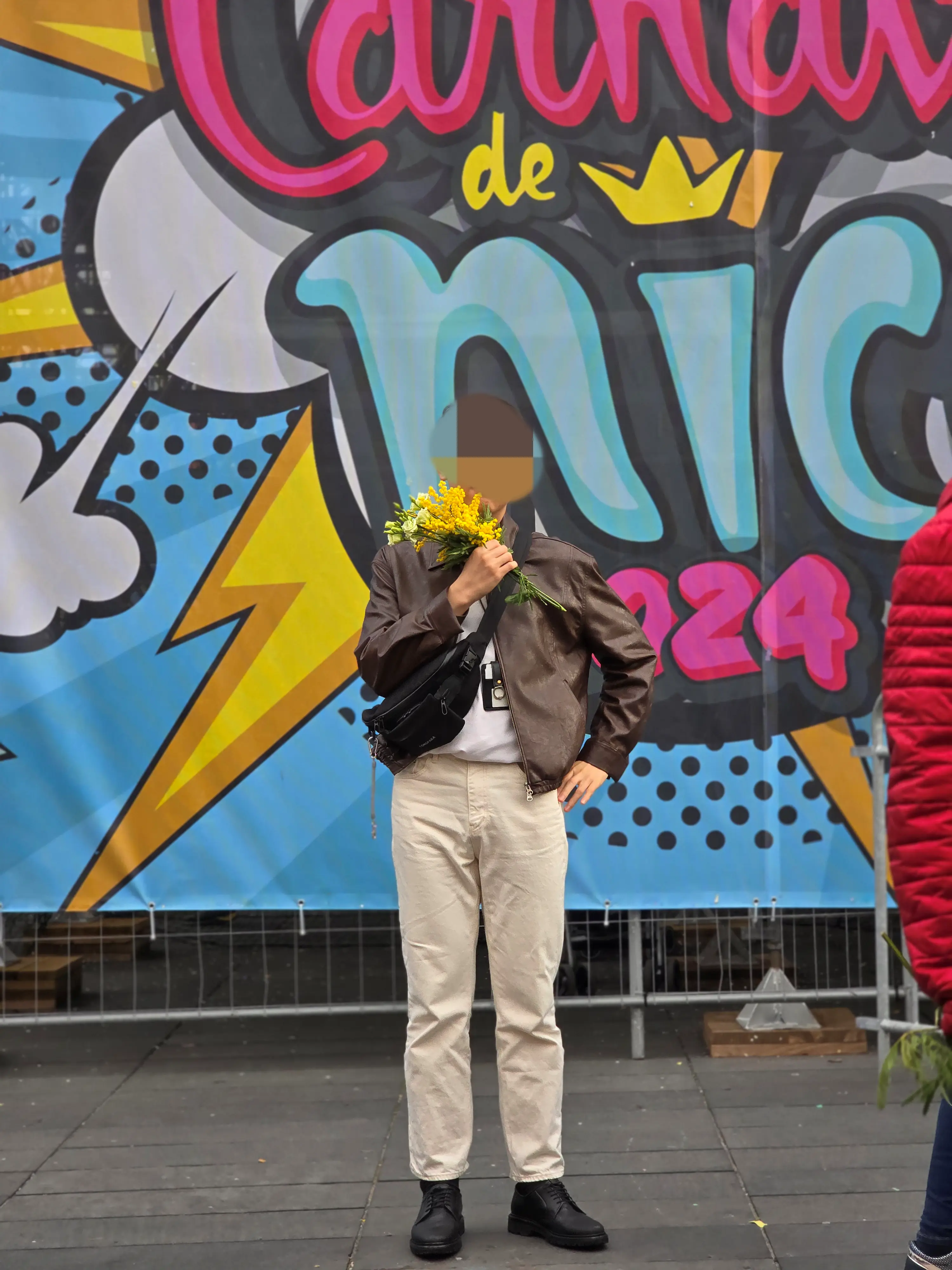 카니발 축제에서 받은 꽃 들고 찍은 사진