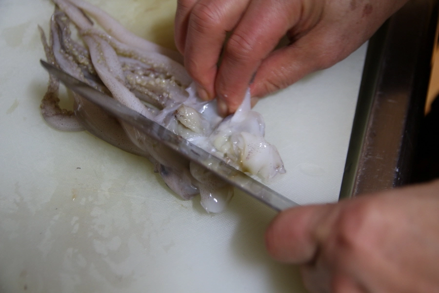 오징어 다리 손질 모습