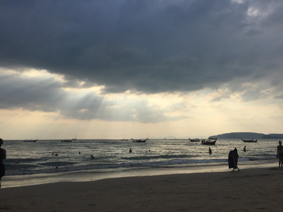 먹구름이 낀 라일레이 해변/비치