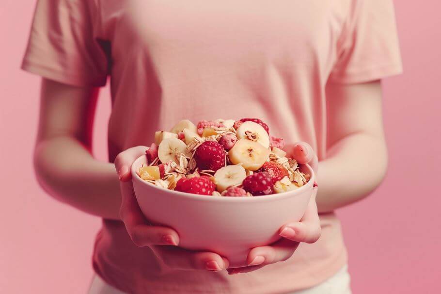 시리얼 접시를 두손으로 들고 있는 모습