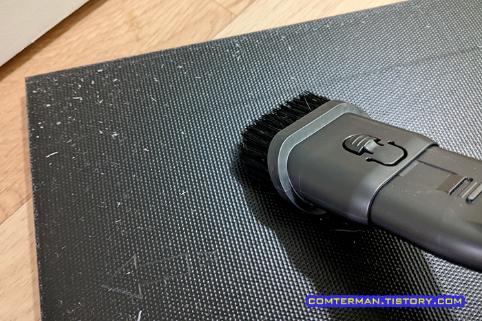 타일카페트 재단 가루 제거