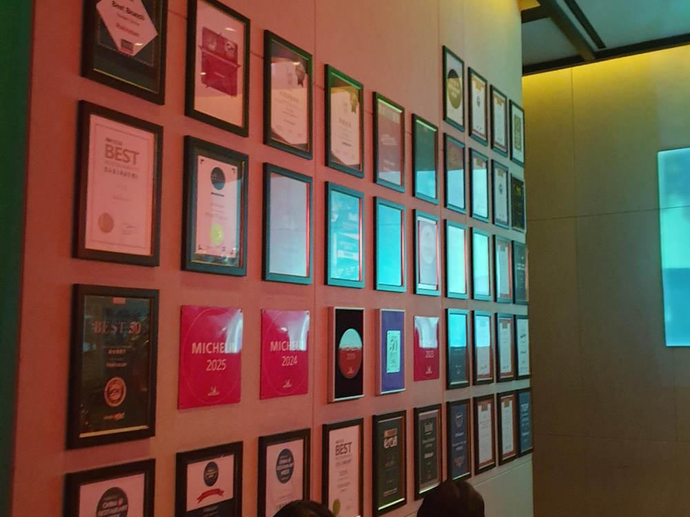 벽면 가득 미슐랭을 포함한 각종 인증서들이 걸려있다.