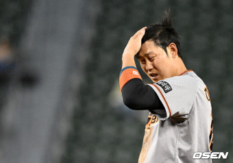 하주석-선수가-머리를-쓰다듬고-있습니다.