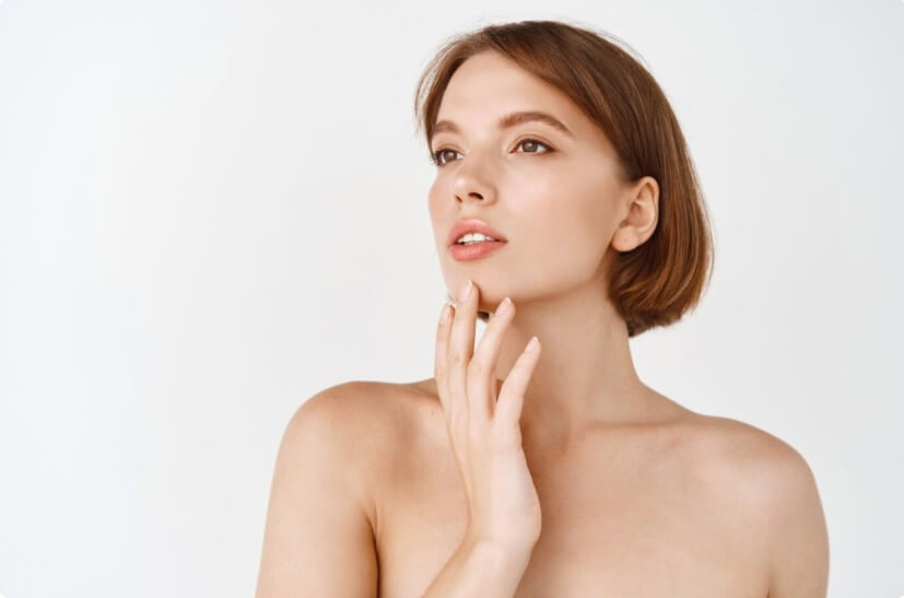 화장품을 바르고 난 뒤 여성