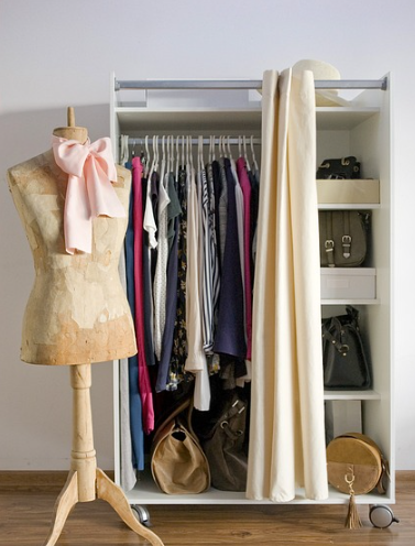 미니멀 옷장 만들기: 30벌로 사계절 스타일링하기