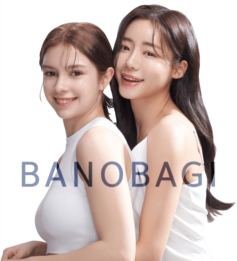 코스메틱 브랜드 바노바기(BANOBAGI) 광고 모델인 한국인과 외국인 여자 두명이 백허그를 하고 있다.