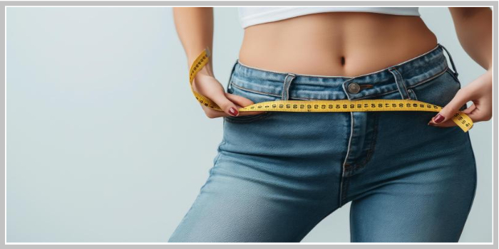 허리 둘레를 측정하는 여성, 다이어트 중 체지방 감량을 확인하는 모습"