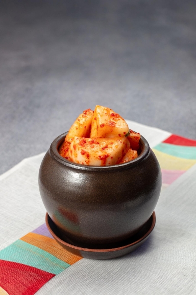 장독대에서 꺼낸 짠지 무와 전통 저장 음식 모습