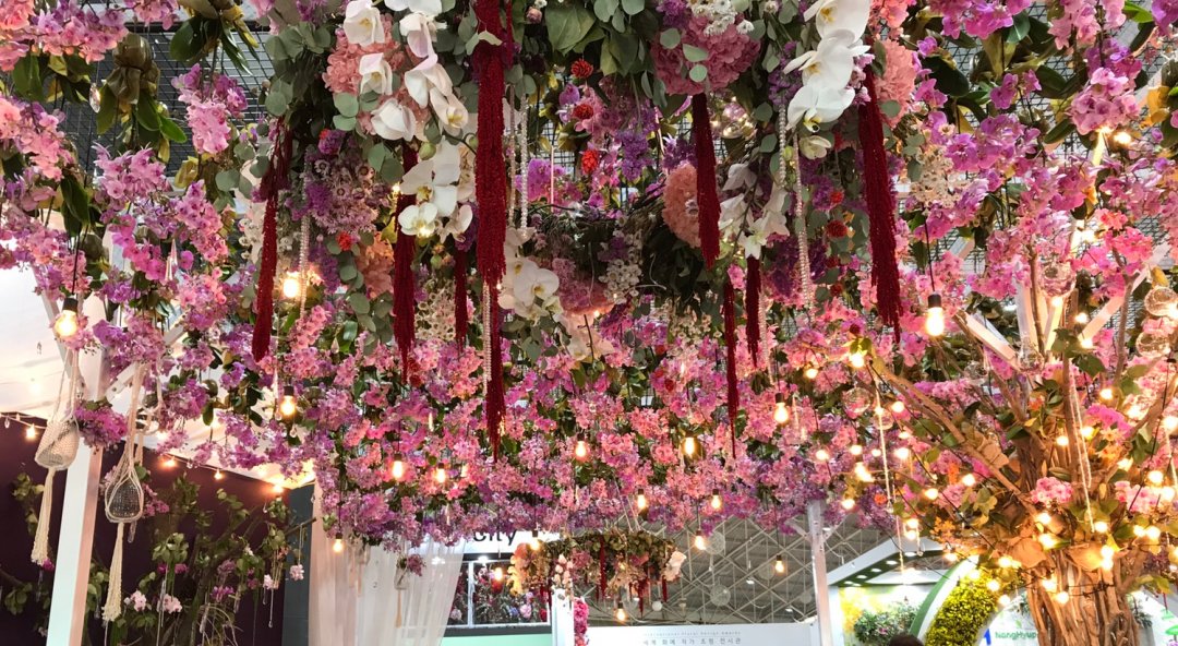 꽃 축제 실내에 있던 천장 꽃 장식입니다.