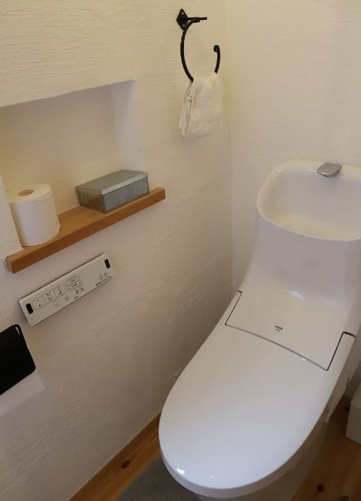 흰색 모양의 화장실 변기