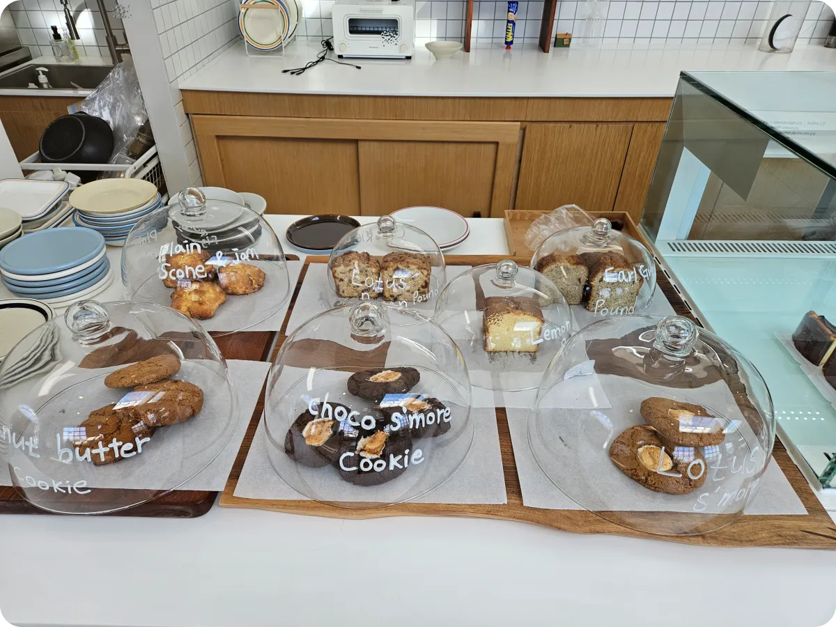 여주-카페-우즈-핸드메이드-초코쿠키-플레인스콘-파운드케이크-디스플레이-접시