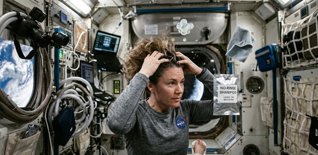 무중력 상태로 둥둥 떠다니는 물방울과 함께 노린스 샴푸를 사용하여 머리를 감고 있는 우주인의 실제 같은 모습