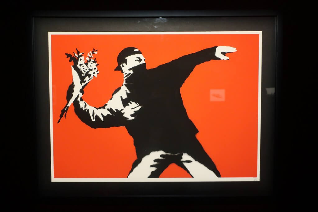 《꽃을 던지는 폭도(Love is in the Air, 2003)》