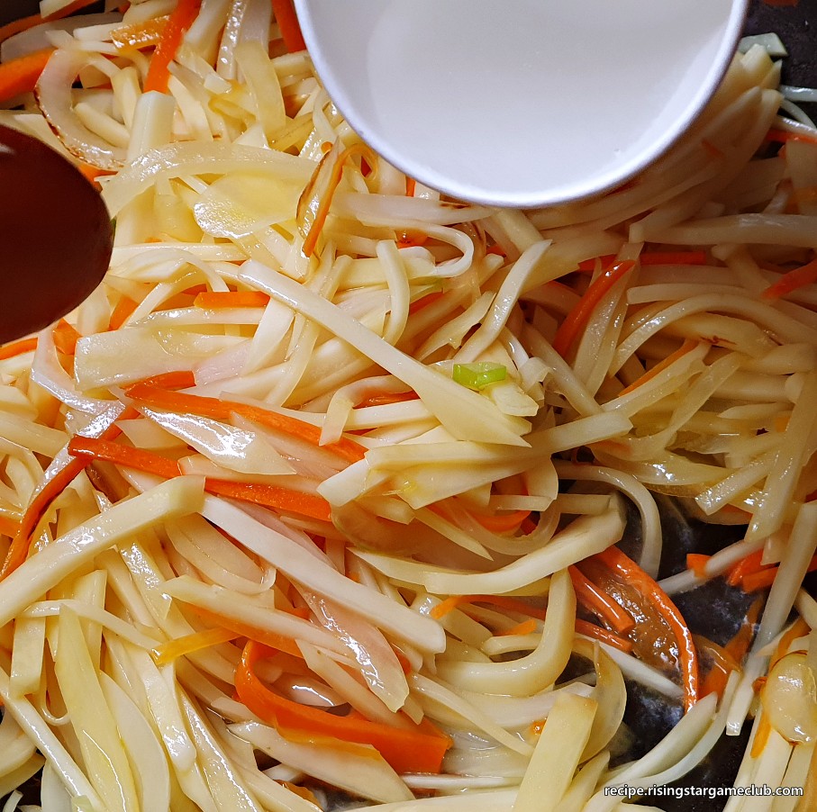 감자채볶음에 물을 넣어가며 볶아주는 사진