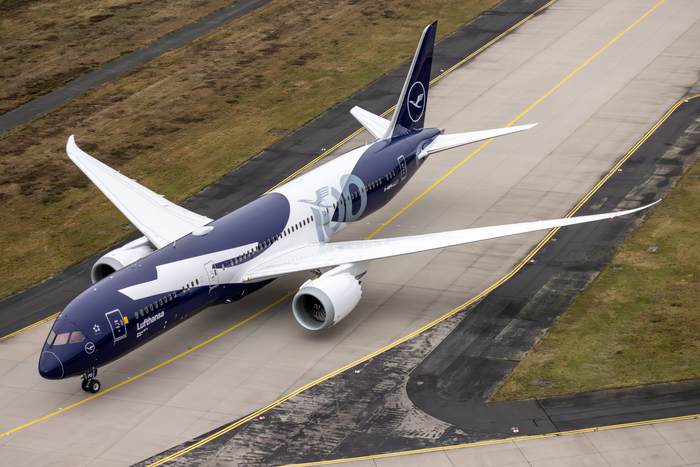 독일 대표 항공사 루프트한자 창립 100주년을 기념하는 특별 도장이 적용된 보잉 787-9 '베를린(등록 기호 D-ABPU)'