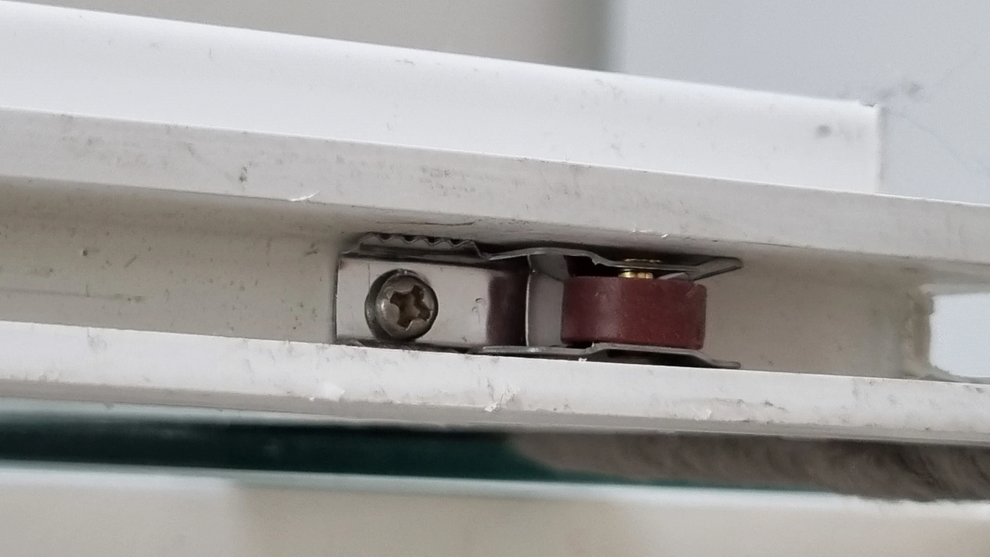 창문 방충망 롤러 교체 완료 모습