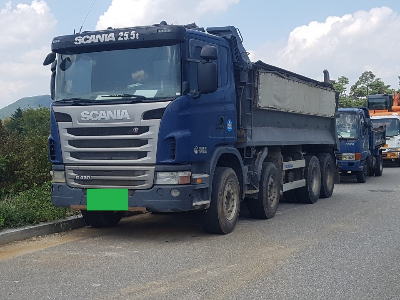 골재를 운반하는 25톤 덤프