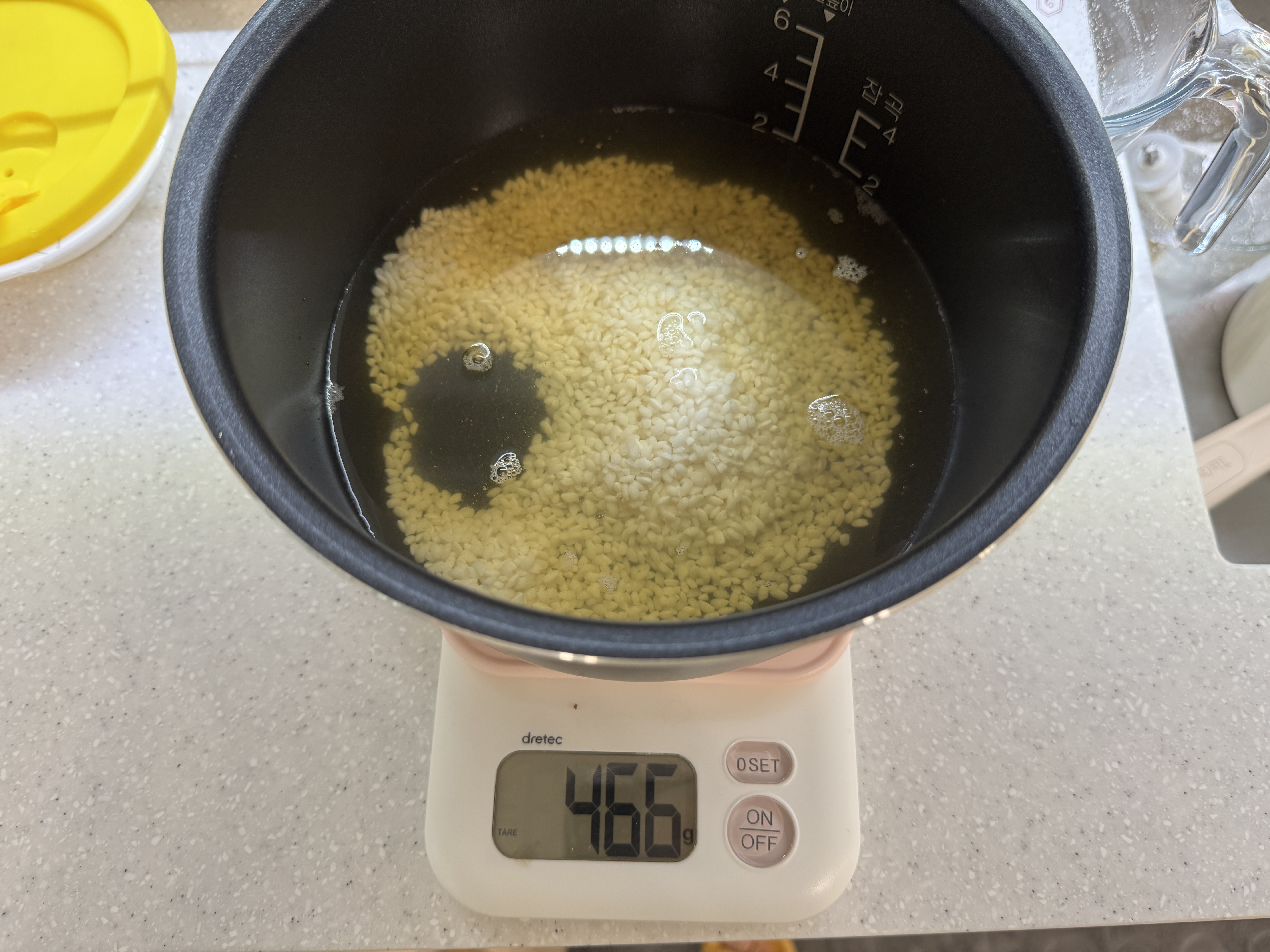 불린 쌀에 채수를 넣은 사진