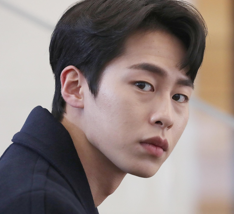 바라보는-이재욱