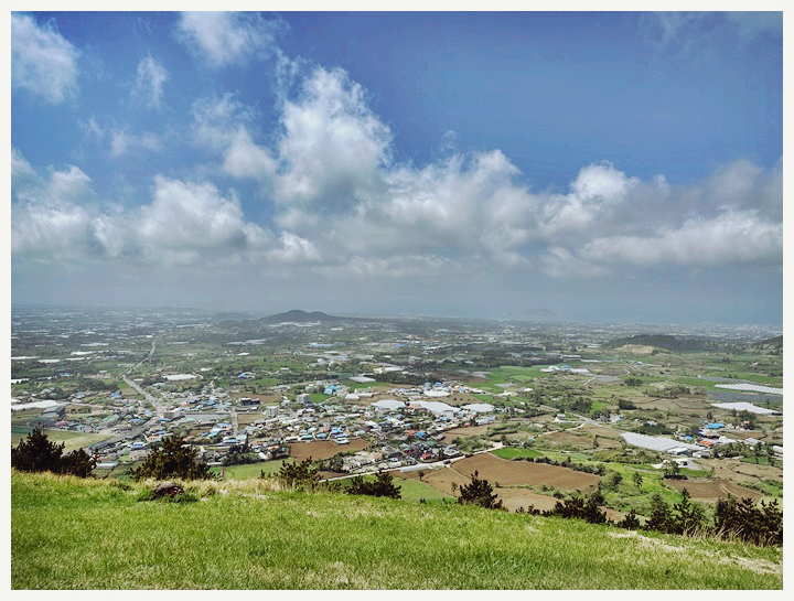 제주-금오름에서-내려다본-풍경