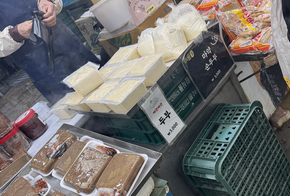 일상에서 쉽게 접할 수 있지만 우주에서는 무엇보다 중요하게 여겨질 작물 콩으로 만든 두부를 시장에서 판매하는 모습