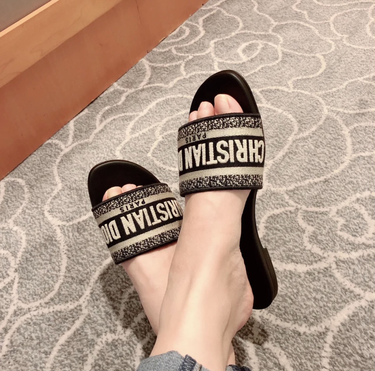 에스리아 디올 디웨이 뮬 슬리퍼 블랙