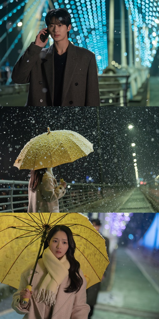 &#39;선재 업고 튀어&#39; 변우석과 김혜윤의 다리 위 투샷이 공개됐다. [사진=tvN]