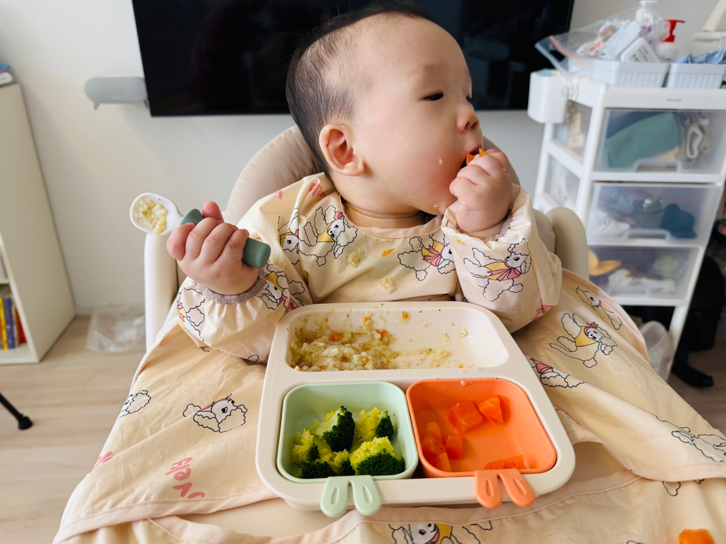 죽을 먹으며 채소도 함께 손으로 집어보는 모습