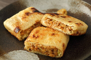 낫또 효능과 성분&amp;#44; 콩을 삶아 낫토균으로 발효 숙성시켜 만든 발효 콩 식품이다. 