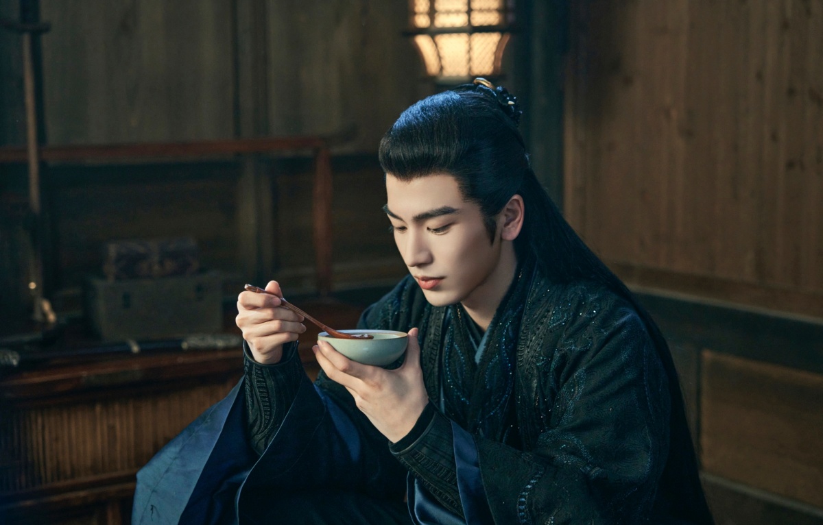 이런장면-그럿에 약숟가락으로 떠서 먹이기