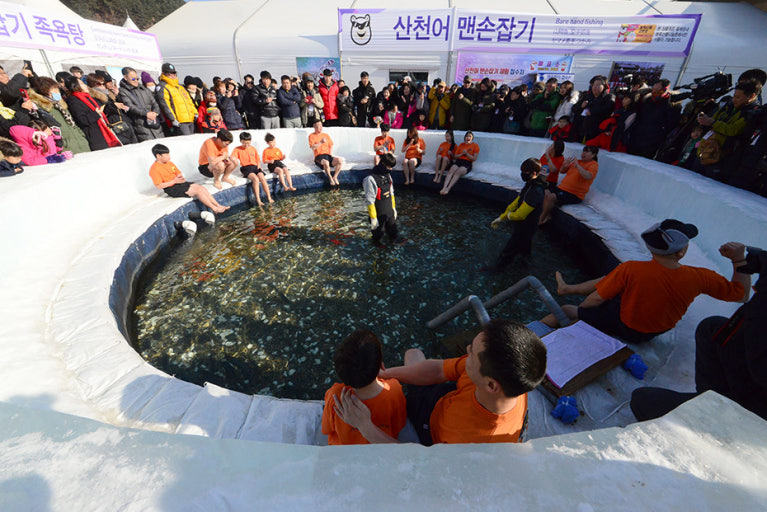 ‘눈과 얼음의 향연’ 2026 화천산천어축제 맨손잡기