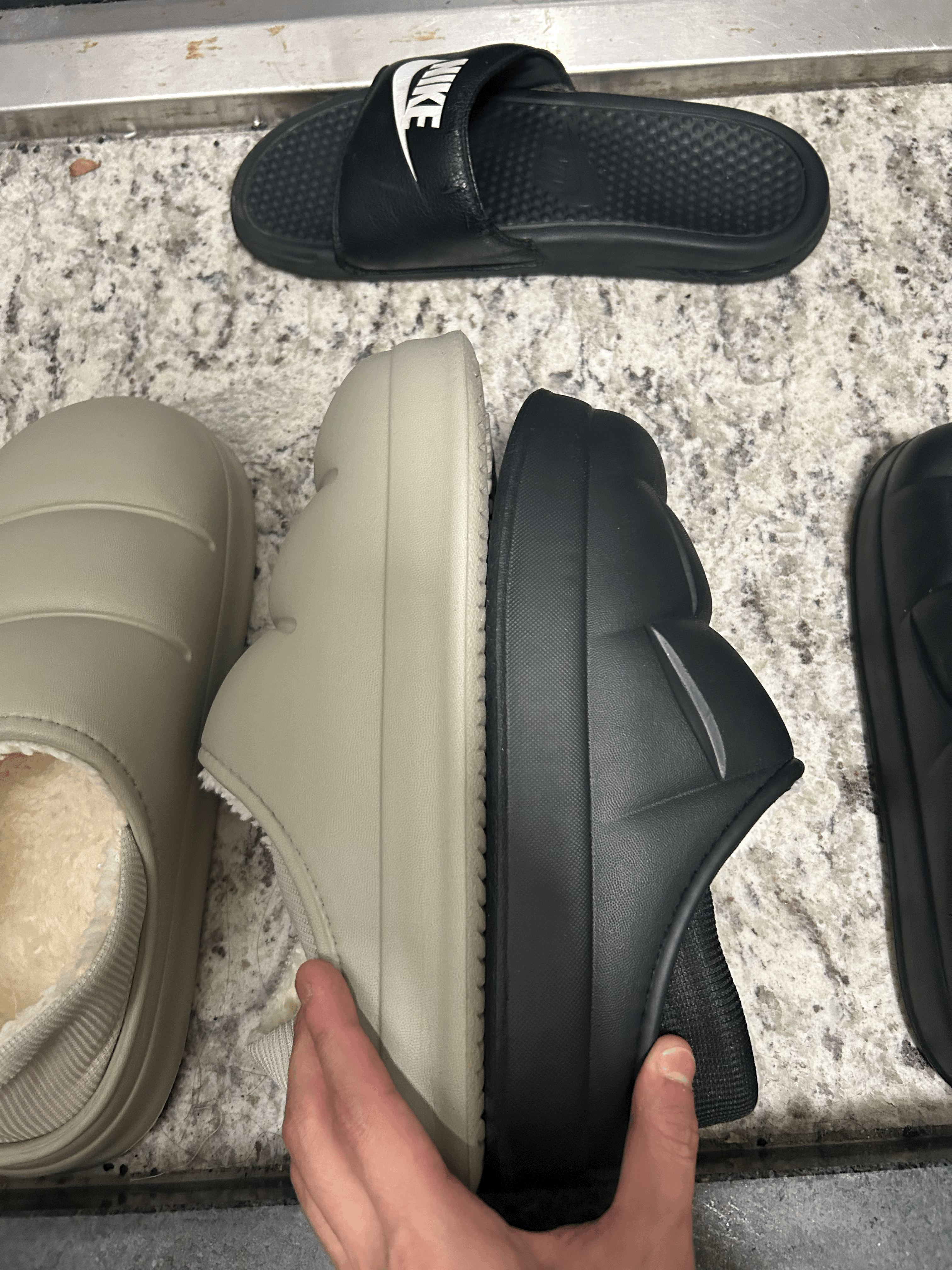 두 신발을 세로로 세워서 굽이 어느정도 되는 지 사진을 찍어보았다.
대략 2~3cm의 굽은 되어 보인다.