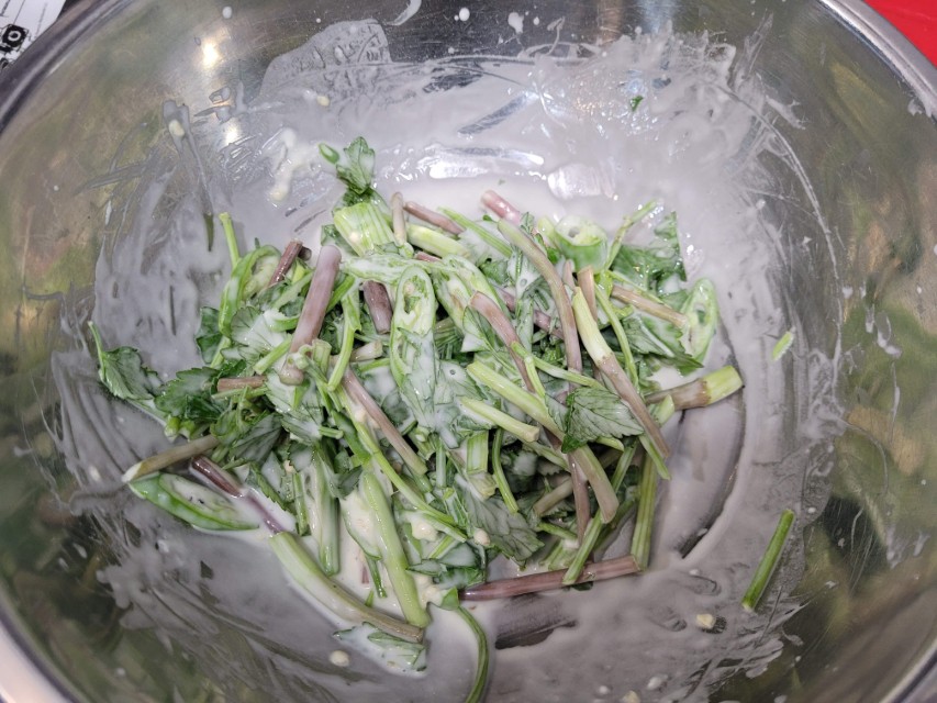 미나리와 반죽을 가볍게 섞은 상태