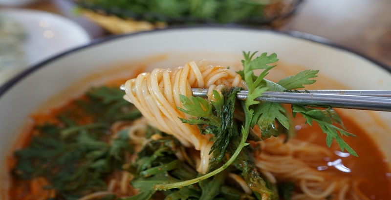 국수 한젓가락과 쑥갓