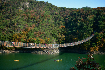 [명품숲길 50선 가을단풍 산행 ⑧] 제천 청풍호 자드락길 : 옥순봉길과 괴곡성벽길&amp;#44; 호수 위로 물든 가을 단풍길