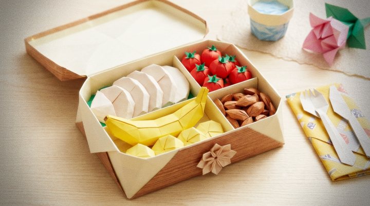 예쁜 도시락 통에 닭가슴살, 방울토마토, 바나나, 아몬드가 정갈하게 담겨 있는 모습