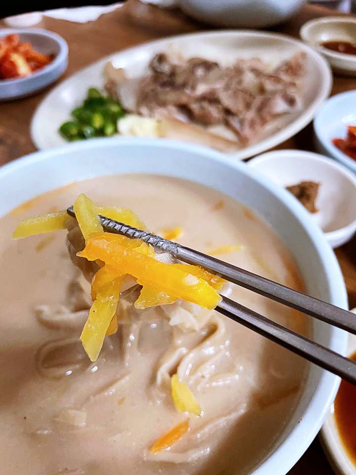 백반기행 조성모 편 곡물 칼국수 발반죽 우리밀 손칼국수 소머리수육 해물파전 경주 맛집 소개