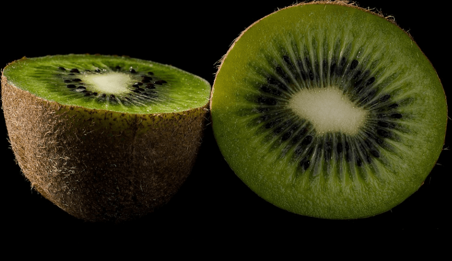 변비에 좋은 과일 키위가 반으로 갈라져 있다