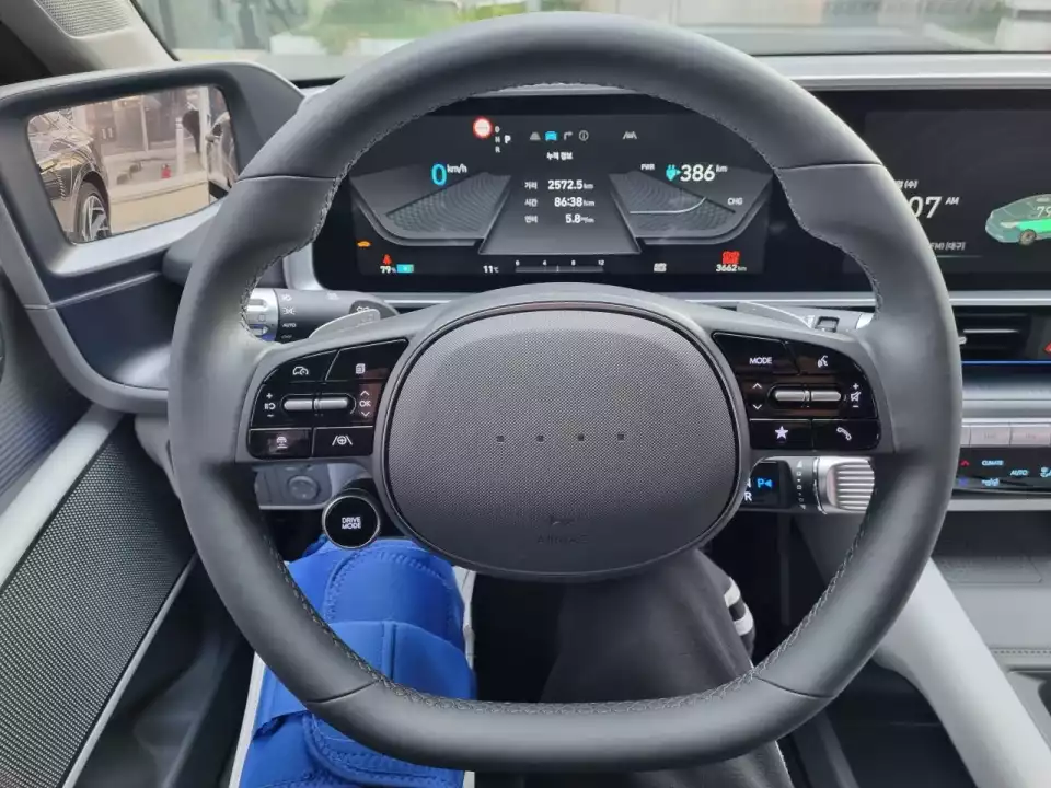 아이오닉 6 운전석에 앉은 모습입니다.