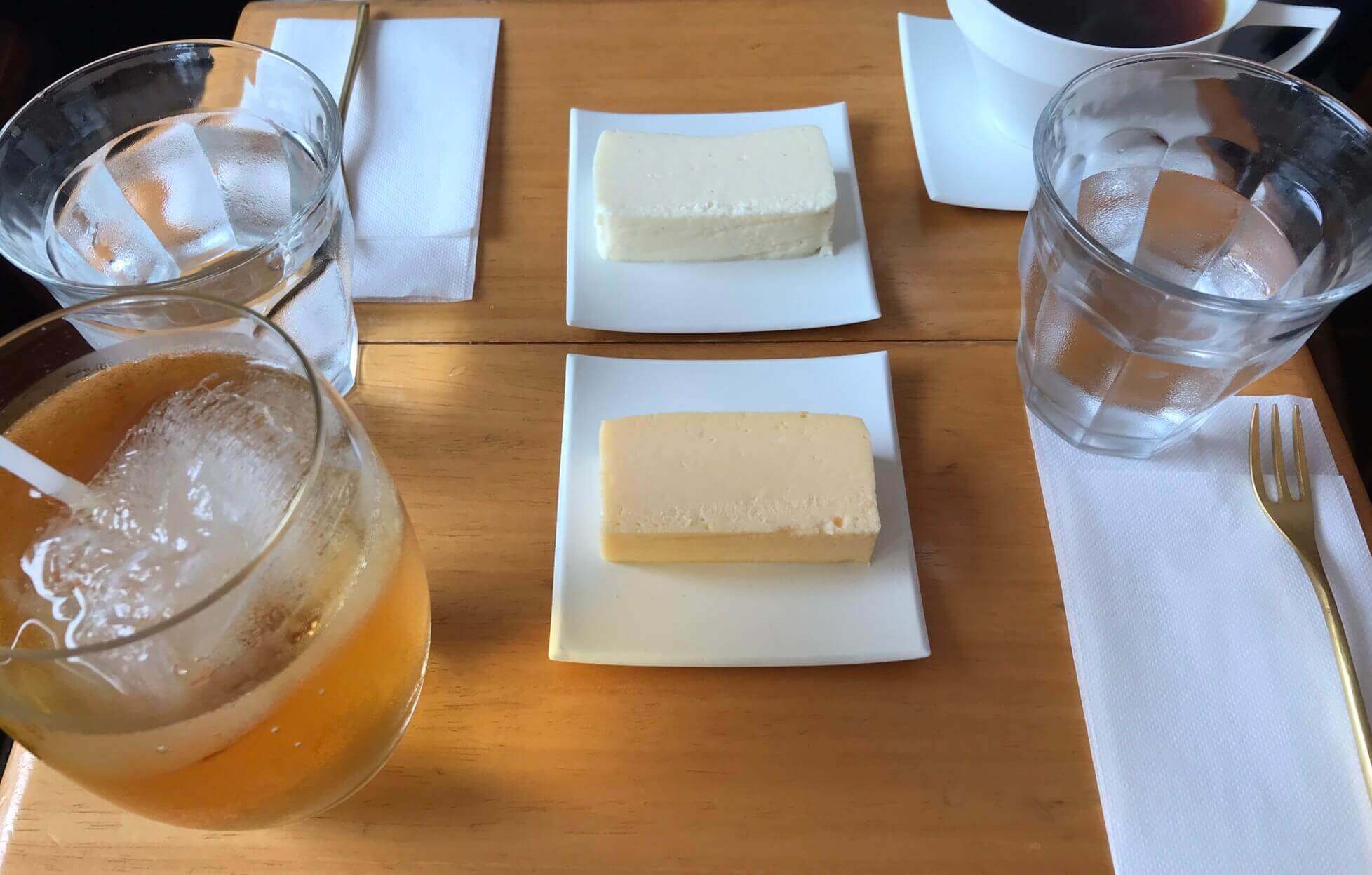 치즈케이크와 음료로 주문한 커피, 사과주스 사진입니다.